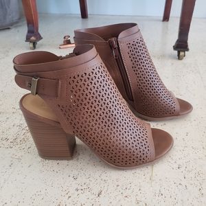 NWOT heeled brown sandles size 7